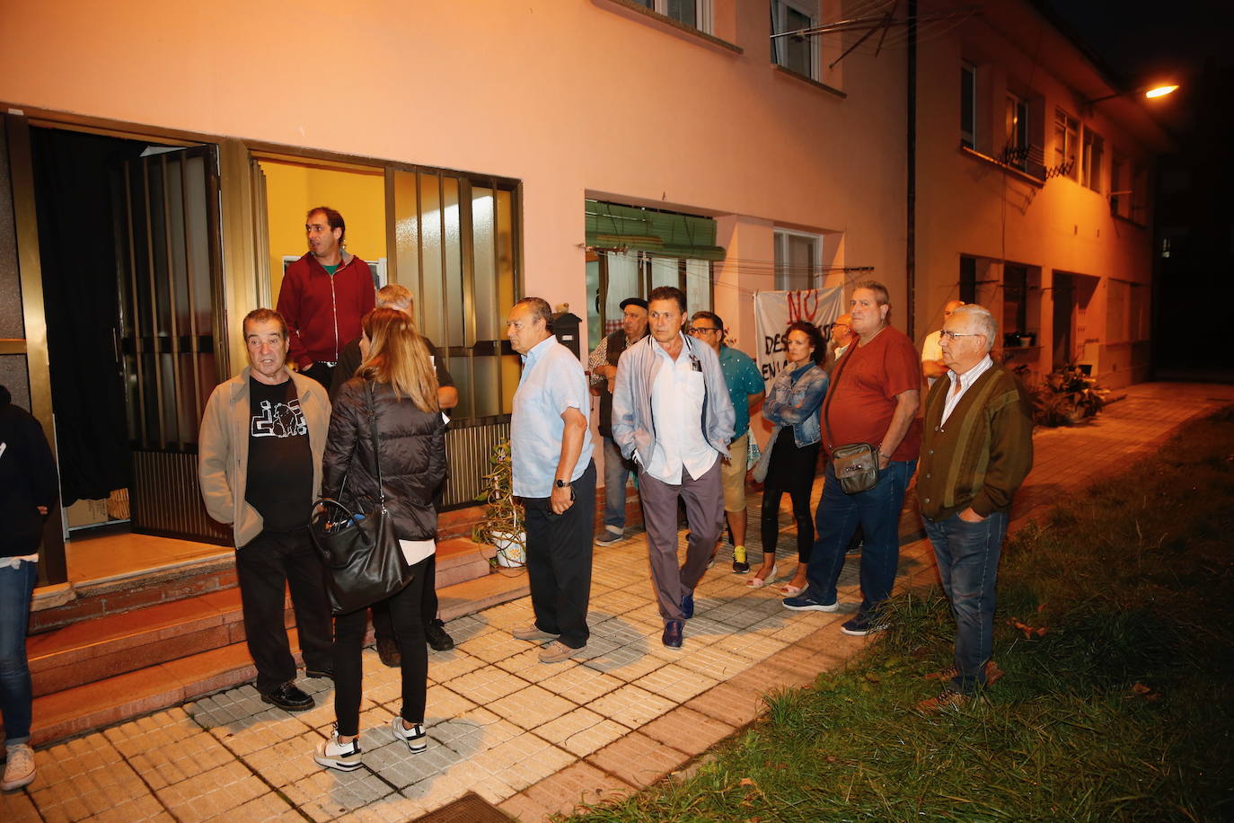 María del Carmen García, vecina del poblado minero de La Camocha, será desahuciada el lunes tras casi 50 años como arrendataria del inmueble. Tras la muerte de se marido, 'Mari', como la conocen en el barrio, asumió el alquiler de un inmueble que compartió durante años junto a sus diez hijos. Lo hizo con la garantía de que esa sería su vivienda de forma vitalicia, tal y como aseguró la empresa a todas las familias del poblado. Sin embargo, tras la quiebra de la mina y la entrada en juego de los administradores concursales, Mari, que ahora cuenta con 75 años, comenzó a recibir hace unos meses varias cartas en las que le comunicaban que por una serie de impagos procederían a su desaolojo.