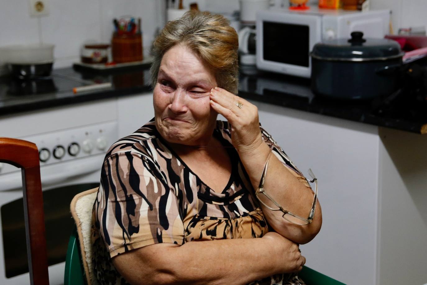 María del Carmen García, vecina del poblado minero de La Camocha, será desahuciada el lunes tras casi 50 años como arrendataria del inmueble. Tras la muerte de se marido, 'Mari', como la conocen en el barrio, asumió el alquiler de un inmueble que compartió durante años junto a sus diez hijos. Lo hizo con la garantía de que esa sería su vivienda de forma vitalicia, tal y como aseguró la empresa a todas las familias del poblado. Sin embargo, tras la quiebra de la mina y la entrada en juego de los administradores concursales, Mari, que ahora cuenta con 75 años, comenzó a recibir hace unos meses varias cartas en las que le comunicaban que por una serie de impagos procederían a su desaolojo.