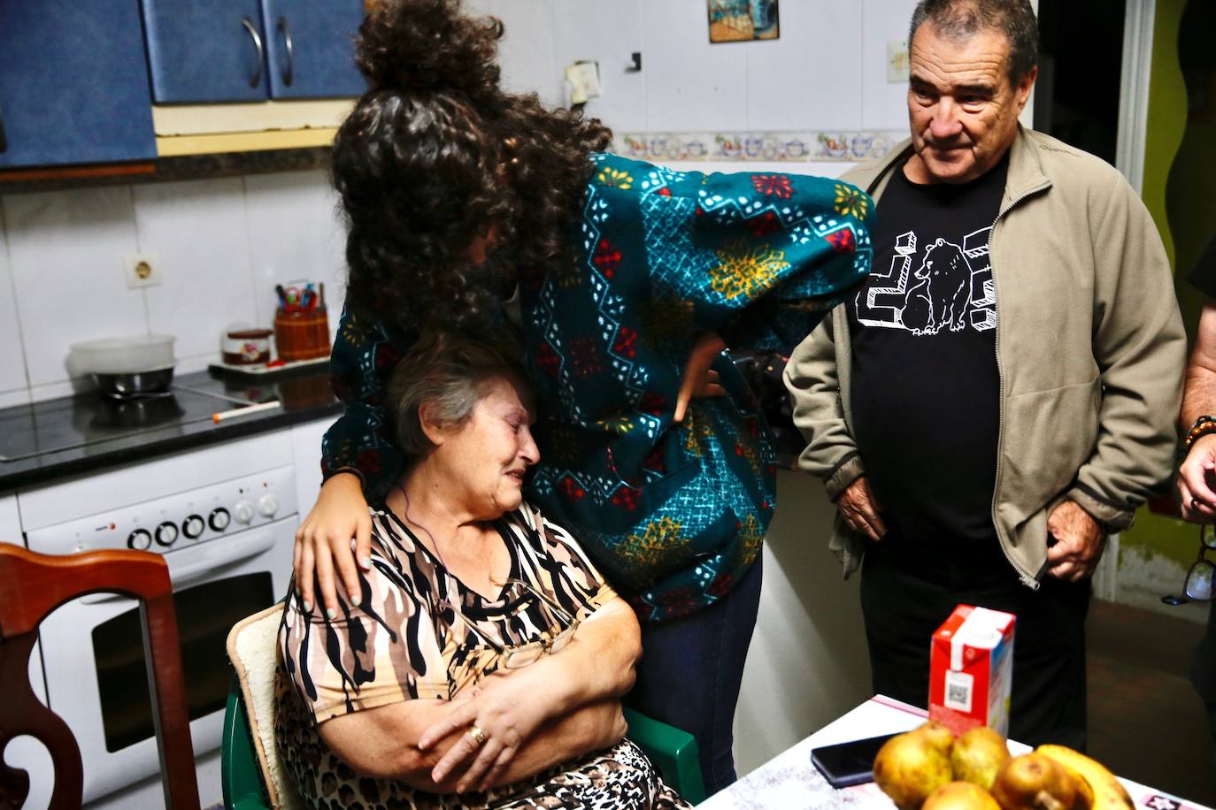 María del Carmen García, vecina del poblado minero de La Camocha, será desahuciada el lunes tras casi 50 años como arrendataria del inmueble. Tras la muerte de se marido, 'Mari', como la conocen en el barrio, asumió el alquiler de un inmueble que compartió durante años junto a sus diez hijos. Lo hizo con la garantía de que esa sería su vivienda de forma vitalicia, tal y como aseguró la empresa a todas las familias del poblado. Sin embargo, tras la quiebra de la mina y la entrada en juego de los administradores concursales, Mari, que ahora cuenta con 75 años, comenzó a recibir hace unos meses varias cartas en las que le comunicaban que por una serie de impagos procederían a su desaolojo.