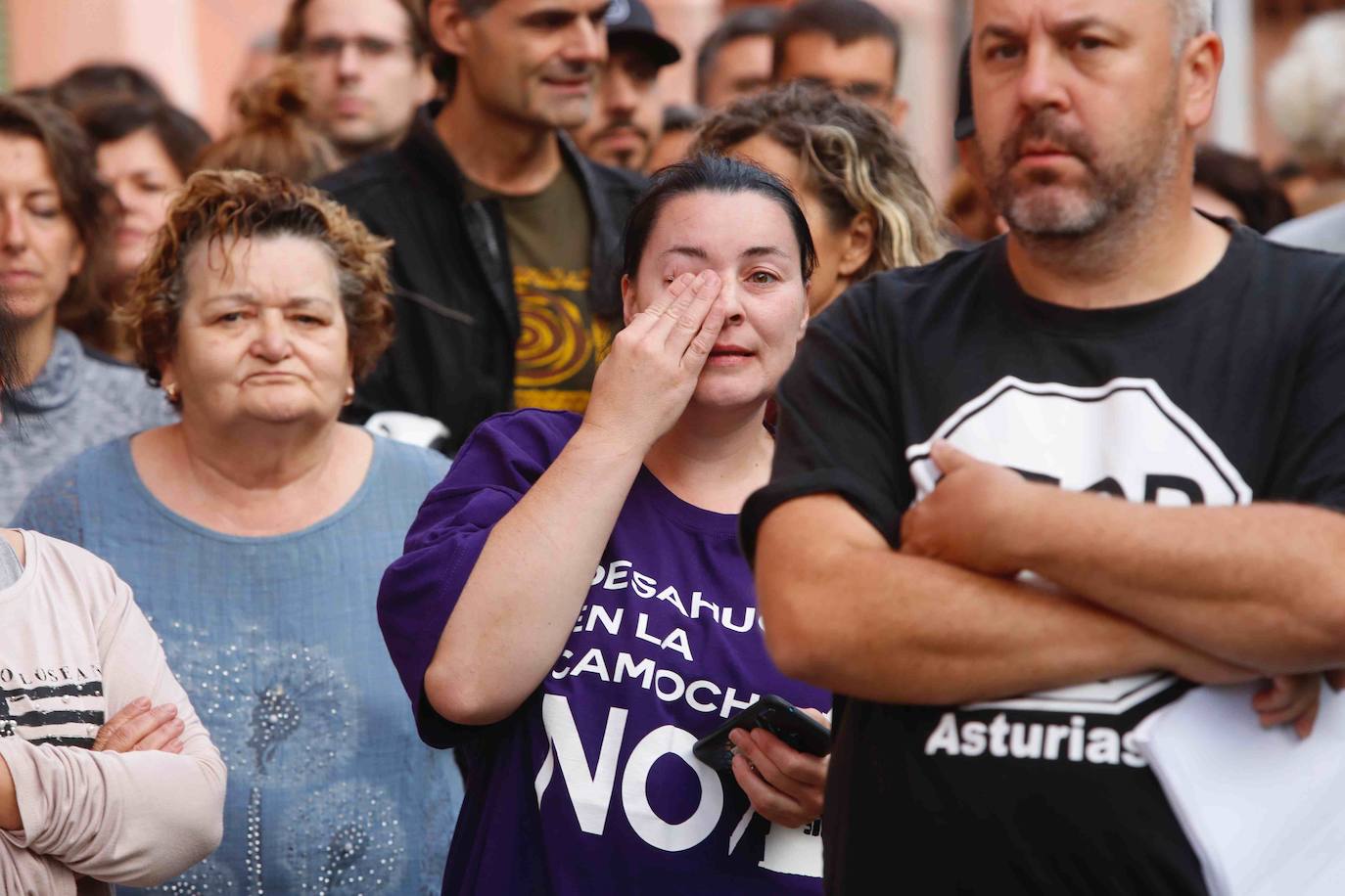 María del Carmen García, vecina del poblado minero de La Camocha, será desahuciada el lunes tras casi 50 años como arrendataria del inmueble. Tras la muerte de se marido, 'Mari', como la conocen en el barrio, asumió el alquiler de un inmueble que compartió durante años junto a sus diez hijos. Lo hizo con la garantía de que esa sería su vivienda de forma vitalicia, tal y como aseguró la empresa a todas las familias del poblado. Sin embargo, tras la quiebra de la mina y la entrada en juego de los administradores concursales, Mari, que ahora cuenta con 75 años, comenzó a recibir hace unos meses varias cartas en las que le comunicaban que por una serie de impagos procederían a su desaolojo.