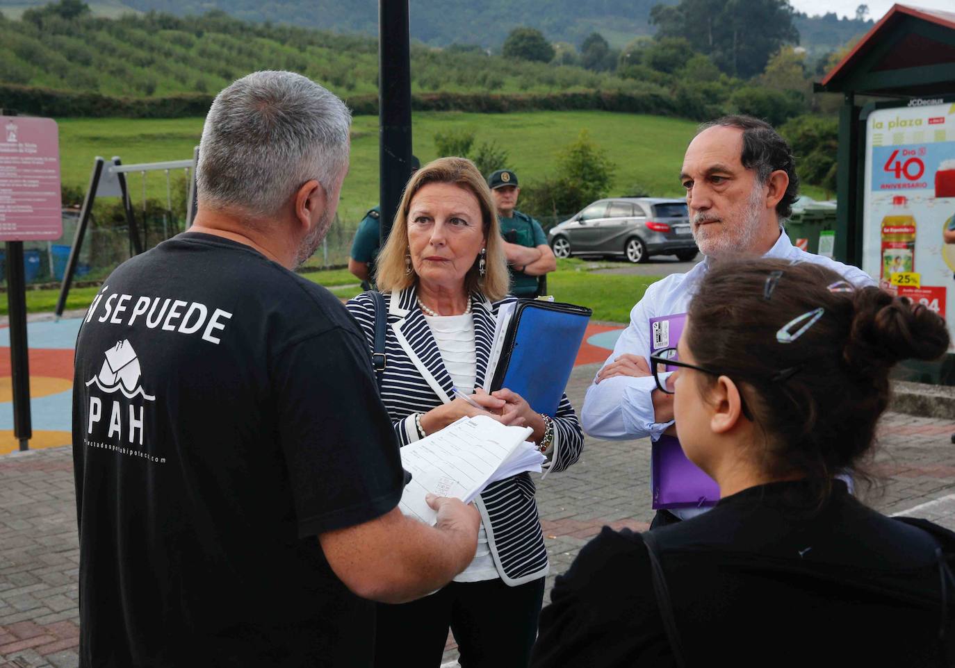 María del Carmen García, vecina del poblado minero de La Camocha, será desahuciada el lunes tras casi 50 años como arrendataria del inmueble. Tras la muerte de se marido, 'Mari', como la conocen en el barrio, asumió el alquiler de un inmueble que compartió durante años junto a sus diez hijos. Lo hizo con la garantía de que esa sería su vivienda de forma vitalicia, tal y como aseguró la empresa a todas las familias del poblado. Sin embargo, tras la quiebra de la mina y la entrada en juego de los administradores concursales, Mari, que ahora cuenta con 75 años, comenzó a recibir hace unos meses varias cartas en las que le comunicaban que por una serie de impagos procederían a su desaolojo.