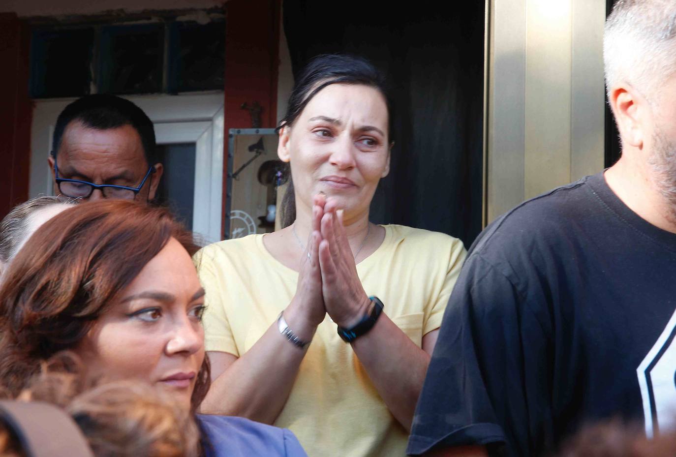 María del Carmen García, vecina del poblado minero de La Camocha, será desahuciada el lunes tras casi 50 años como arrendataria del inmueble. Tras la muerte de se marido, 'Mari', como la conocen en el barrio, asumió el alquiler de un inmueble que compartió durante años junto a sus diez hijos. Lo hizo con la garantía de que esa sería su vivienda de forma vitalicia, tal y como aseguró la empresa a todas las familias del poblado. Sin embargo, tras la quiebra de la mina y la entrada en juego de los administradores concursales, Mari, que ahora cuenta con 75 años, comenzó a recibir hace unos meses varias cartas en las que le comunicaban que por una serie de impagos procederían a su desaolojo.