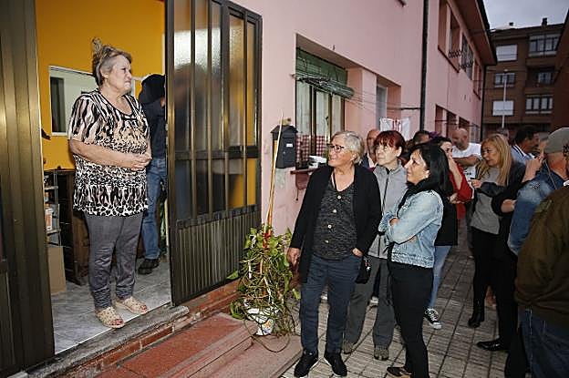 María del Carmen Fernández, emocionada en la puerta de su casa tras confirmarse la paralización del desahucio. 