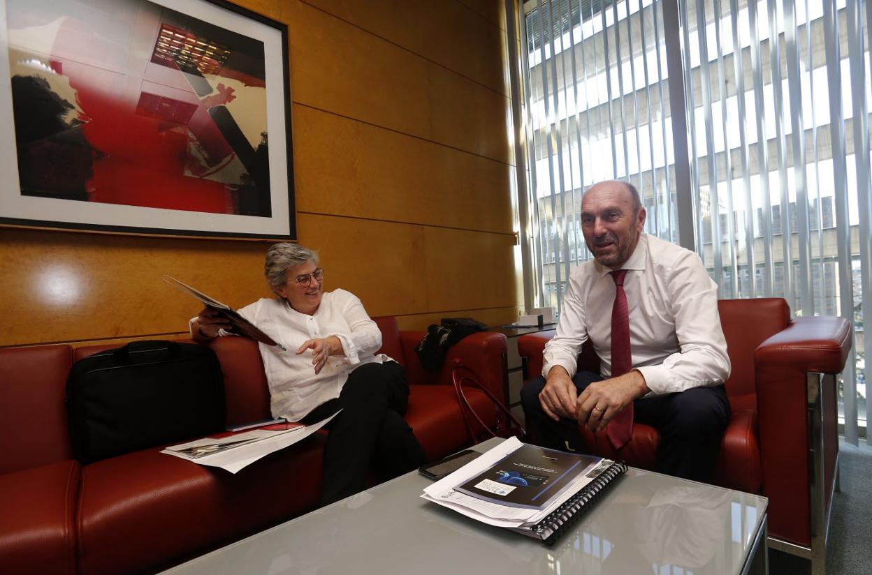 Ana González y Juan Cofiño, al inicio de su reunión en la Consejería de Infraestructuras. 
