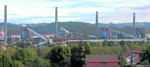 El último horno en activo de las baterías de cok de ArcelorMittal en Avilés se vaciará a partir de las seis de esta tarde. 