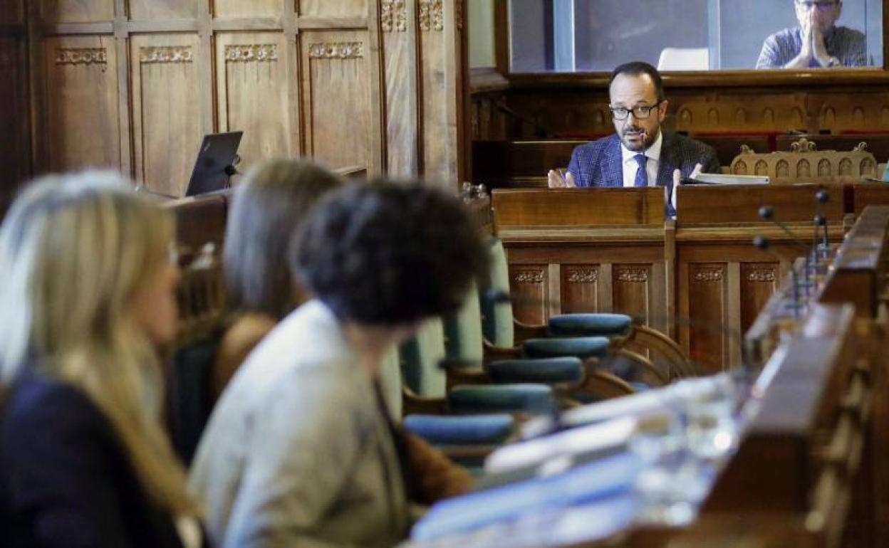 Ignacio Blanco, de Vox, habla en la Junta ante Berta Piñán, consejera de Cultura. 