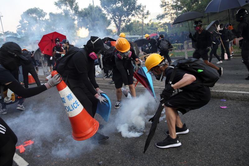 La violencia se apodera de las calles de Hong Kong. Las fuerzas policiales desplegadas por las crecientes protestas ha utilizado por primera vez munición real y un manifestante ha resultado herido de gravedad. Este suceso coincide con la celebración de los setenta años de la República Popular de China, que ha llenado el país de actos conmemorativos.