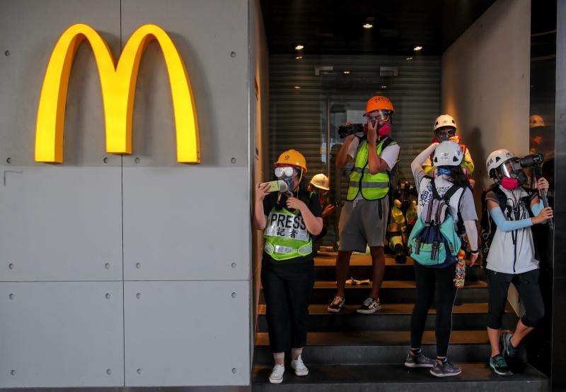 La violencia se apodera de las calles de Hong Kong. Las fuerzas policiales desplegadas por las crecientes protestas ha utilizado por primera vez munición real y un manifestante ha resultado herido de gravedad. Este suceso coincide con la celebración de los setenta años de la República Popular de China, que ha llenado el país de actos conmemorativos.
