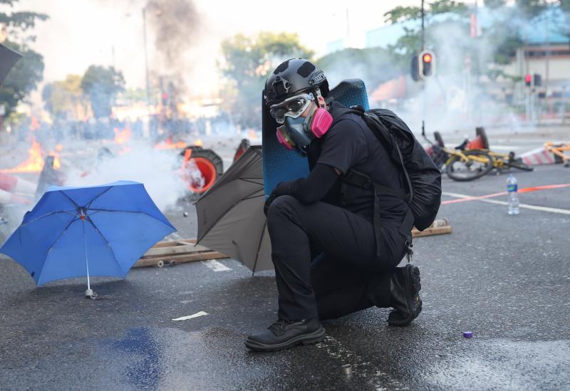 La violencia se apodera de las calles de Hong Kong. Las fuerzas policiales desplegadas por las crecientes protestas ha utilizado por primera vez munición real y un manifestante ha resultado herido de gravedad. Este suceso coincide con la celebración de los setenta años de la República Popular de China, que ha llenado el país de actos conmemorativos.