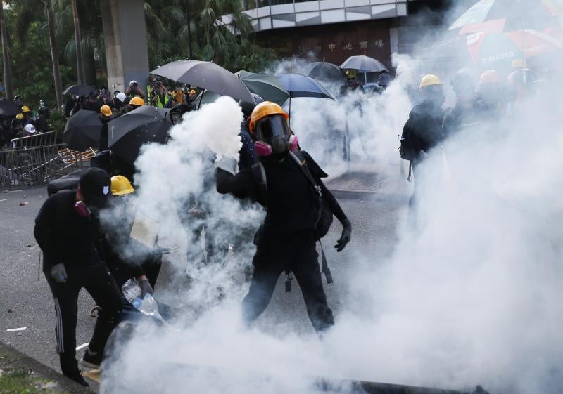 La violencia se apodera de las calles de Hong Kong. Las fuerzas policiales desplegadas por las crecientes protestas ha utilizado por primera vez munición real y un manifestante ha resultado herido de gravedad. Este suceso coincide con la celebración de los setenta años de la República Popular de China, que ha llenado el país de actos conmemorativos.