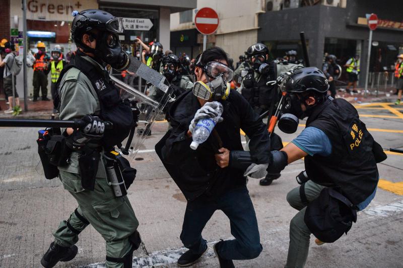 La violencia se apodera de las calles de Hong Kong. Las fuerzas policiales desplegadas por las crecientes protestas ha utilizado por primera vez munición real y un manifestante ha resultado herido de gravedad. Este suceso coincide con la celebración de los setenta años de la República Popular de China, que ha llenado el país de actos conmemorativos.