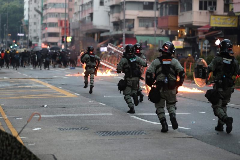 La violencia se apodera de las calles de Hong Kong. Las fuerzas policiales desplegadas por las crecientes protestas ha utilizado por primera vez munición real y un manifestante ha resultado herido de gravedad. Este suceso coincide con la celebración de los setenta años de la República Popular de China, que ha llenado el país de actos conmemorativos.
