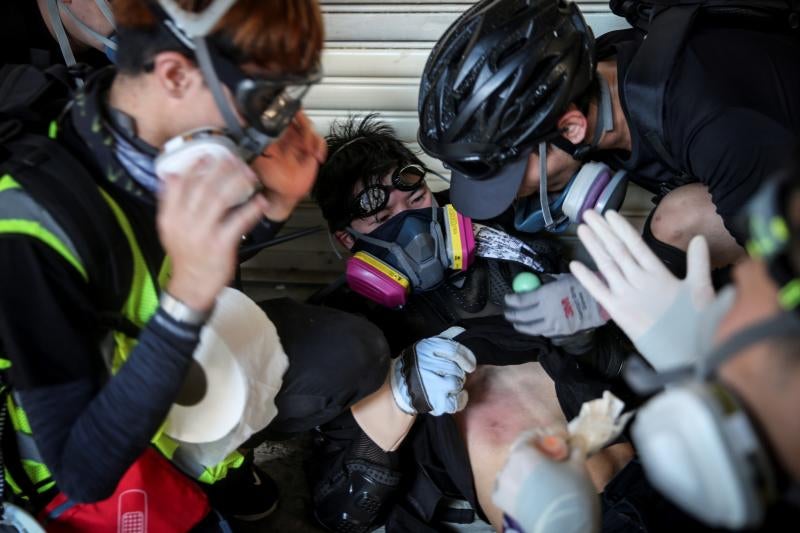 La violencia se apodera de las calles de Hong Kong. Las fuerzas policiales desplegadas por las crecientes protestas ha utilizado por primera vez munición real y un manifestante ha resultado herido de gravedad. Este suceso coincide con la celebración de los setenta años de la República Popular de China, que ha llenado el país de actos conmemorativos.