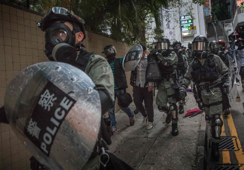 La violencia se apodera de las calles de Hong Kong. Las fuerzas policiales desplegadas por las crecientes protestas ha utilizado por primera vez munición real y un manifestante ha resultado herido de gravedad. Este suceso coincide con la celebración de los setenta años de la República Popular de China, que ha llenado el país de actos conmemorativos.