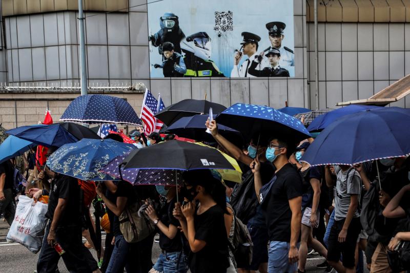 La violencia se apodera de las calles de Hong Kong. Las fuerzas policiales desplegadas por las crecientes protestas ha utilizado por primera vez munición real y un manifestante ha resultado herido de gravedad. Este suceso coincide con la celebración de los setenta años de la República Popular de China, que ha llenado el país de actos conmemorativos.