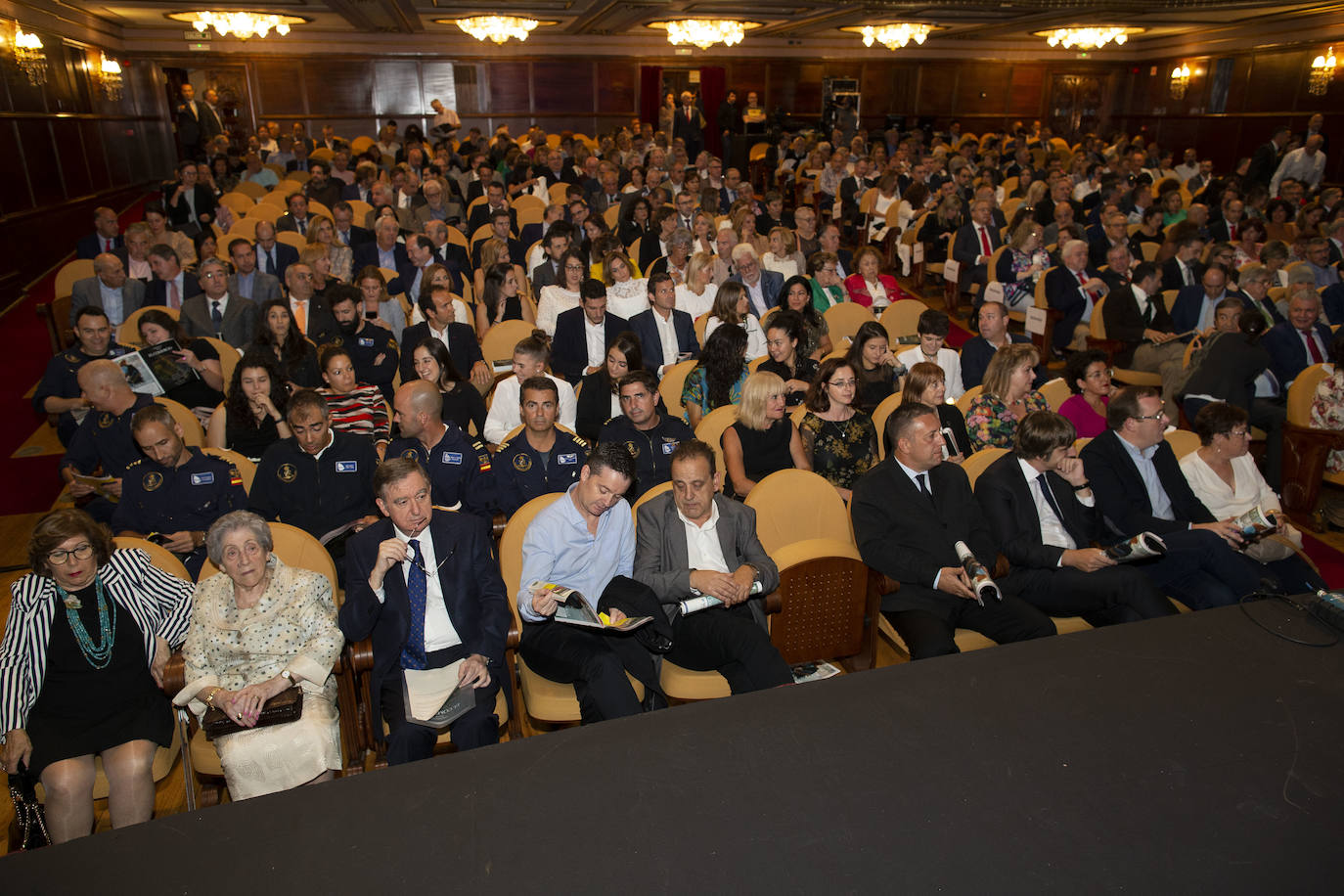 José Luis Jorcano, el Telecable Hockey, el Helimer Cantábrico, Ence, el Museo de Bellas Artes y la DOP Sidra de Asturias recibieron el aplauso del Jovellanos al recibir los Premios de EL COMERCIO 2019.