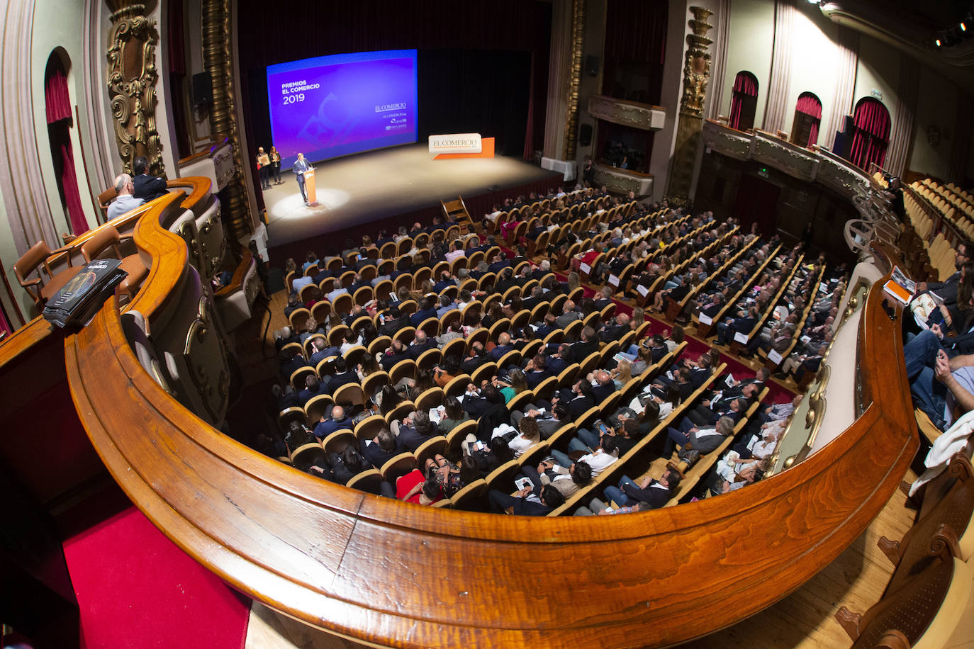 José Luis Jorcano, el Telecable Hockey, el Helimer Cantábrico, Ence, el Museo de Bellas Artes y la DOP Sidra de Asturias recibieron el aplauso del Jovellanos al recibir los Premios de EL COMERCIO 2019.