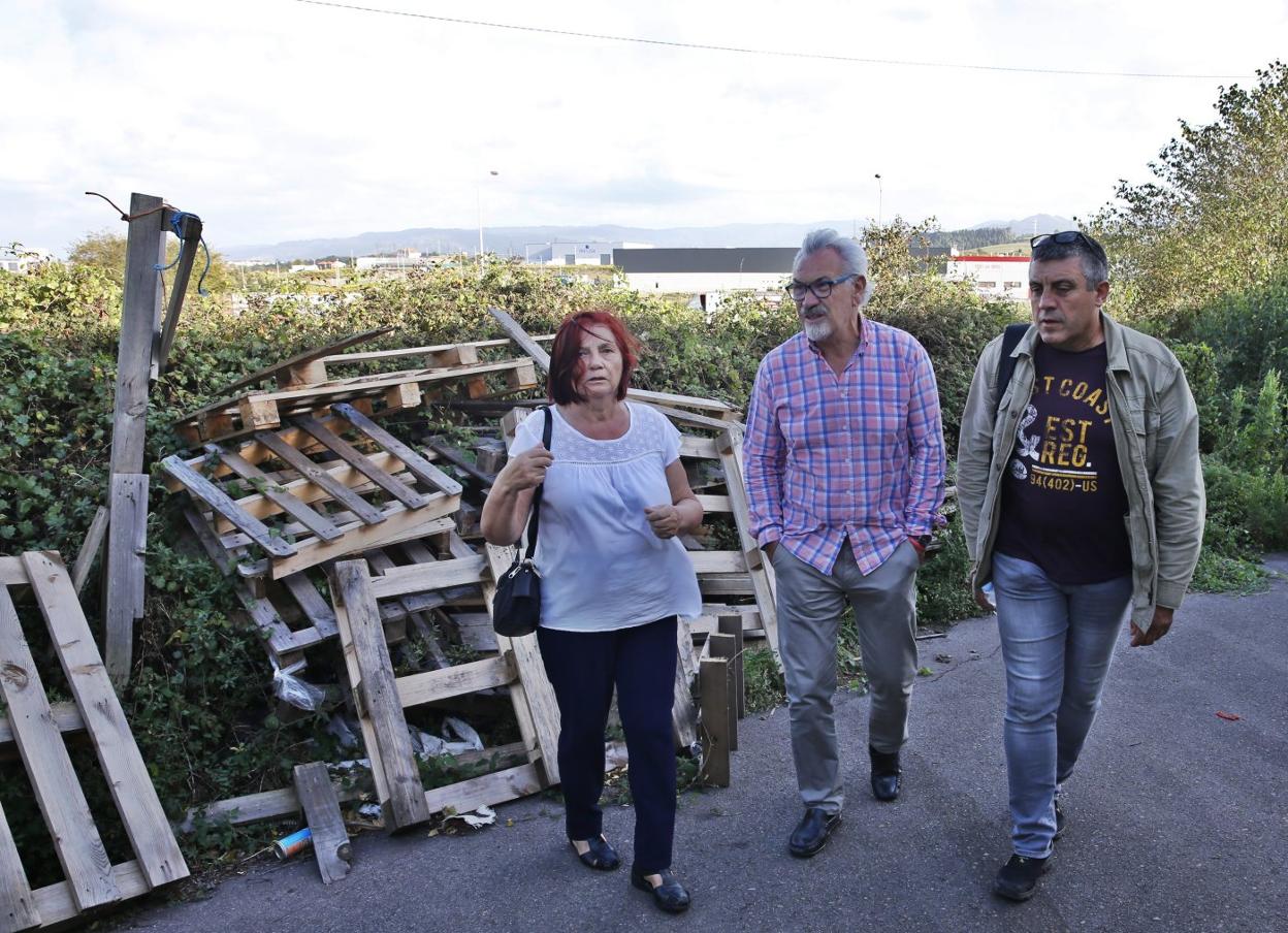 Carmen Fernández, Constantino Arias y José Luis Fernández, junto a uno de los vertederos 'pirata'. 