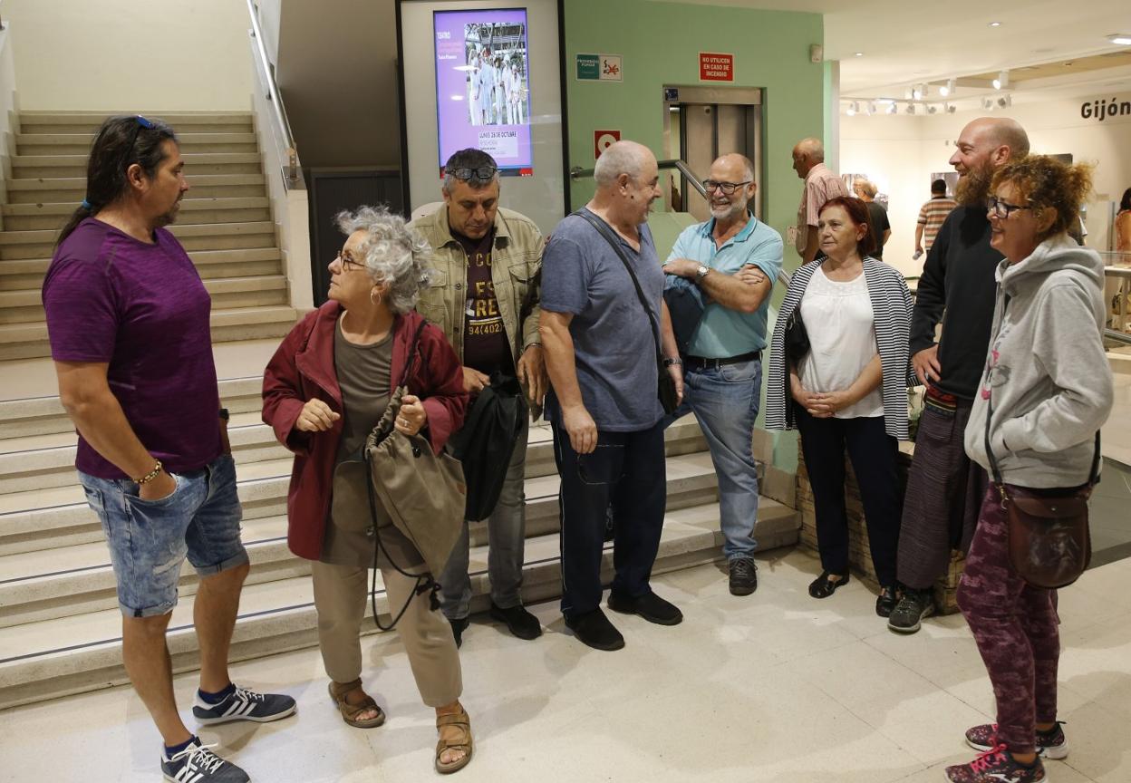 Los vecinos durante la reunión que llevaron a cabo en el Ateneo de La Calzada. 