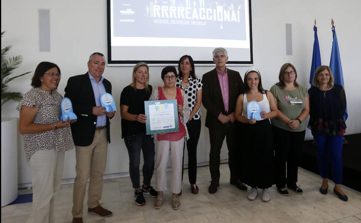 Santiago Fernández y Paula García, en el centro, junto a representantes de los centros educativos premiados.