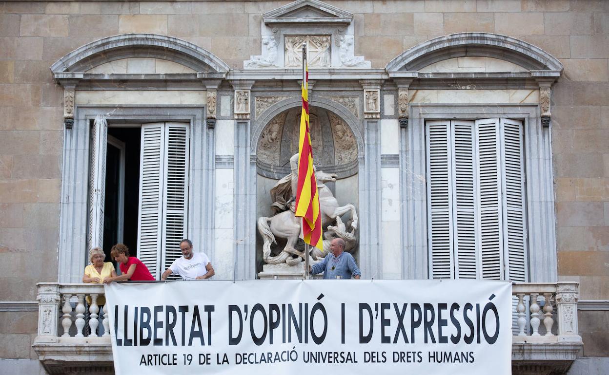 Pancarta independentista en la fachada del Palacio de la Generalitat. 