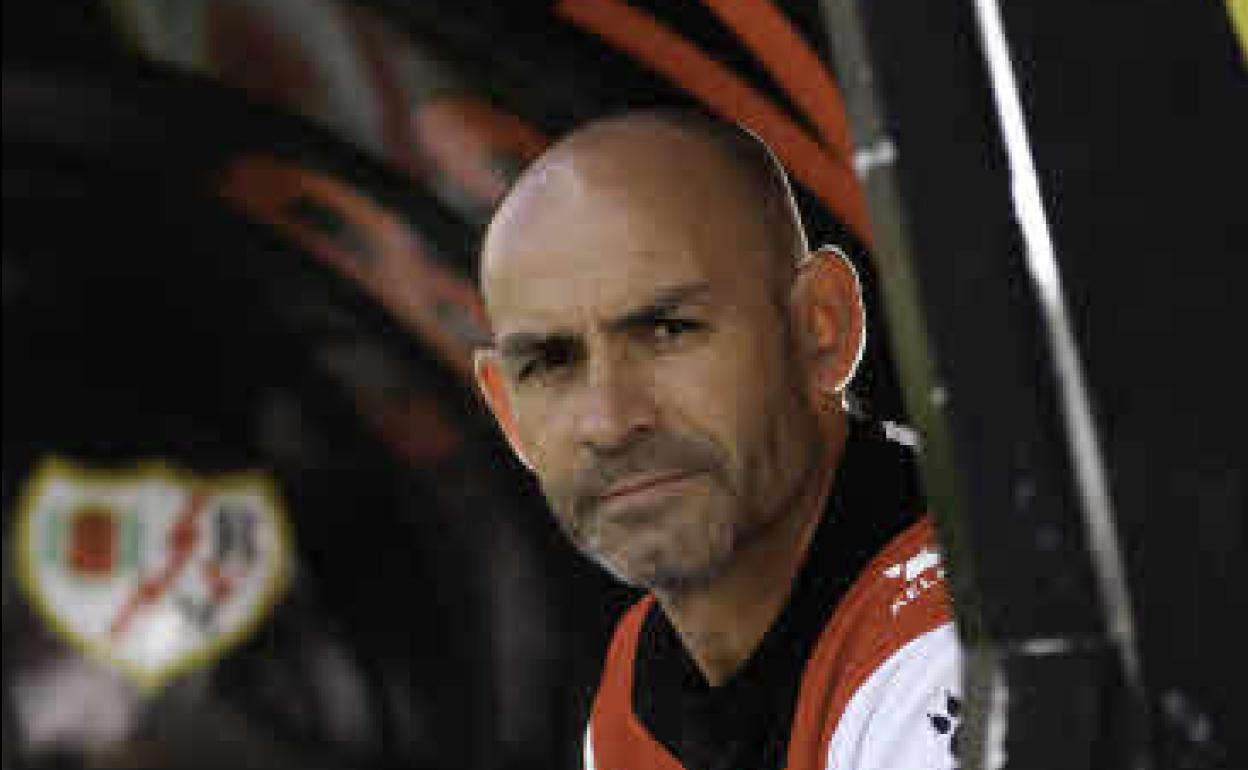 Paco Jémez en el banquillo del Rayo.