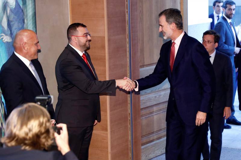 El rey Felipe VI ha inaugurado la sede de la Fundación María Cristina Masaveu Peterson en Madrid. La ocasión se ha celebrado con la presentación de la 'Colección Masaveu. Pintura española del siglo XIX. De Goya al modernismo', una muestra que que reúne 117 obras de pintores como Goya, Sorolla o Zuloaga, de las que 80 pertenecen a la colección Masaveu.A la cita han asistido también el ministro de Cultura en funciones, José Guirao, el presidente del Principado de Asturias, Adrián Barbón, y el alcalde de Madrid, José Luis Martínez-Almeida, y el presidente de la Fundación, Fernando Masaveu.