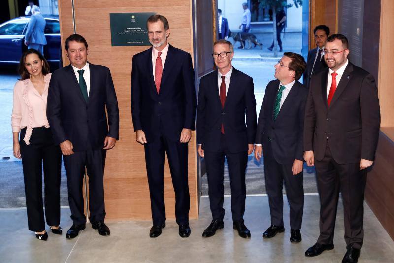 El rey Felipe VI ha inaugurado la sede de la Fundación María Cristina Masaveu Peterson en Madrid. La ocasión se ha celebrado con la presentación de la 'Colección Masaveu. Pintura española del siglo XIX. De Goya al modernismo', una muestra que que reúne 117 obras de pintores como Goya, Sorolla o Zuloaga, de las que 80 pertenecen a la colección Masaveu.A la cita han asistido también el ministro de Cultura en funciones, José Guirao, el presidente del Principado de Asturias, Adrián Barbón, y el alcalde de Madrid, José Luis Martínez-Almeida, y el presidente de la Fundación, Fernando Masaveu.