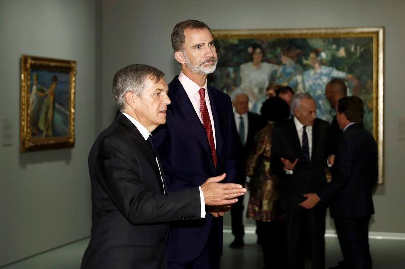 El rey Felipe VI ha inaugurado la sede de la Fundación María Cristina Masaveu Peterson en Madrid. La ocasión se ha celebrado con la presentación de la 'Colección Masaveu. Pintura española del siglo XIX. De Goya al modernismo', una muestra que que reúne 117 obras de pintores como Goya, Sorolla o Zuloaga, de las que 80 pertenecen a la colección Masaveu.A la cita han asistido también el ministro de Cultura en funciones, José Guirao, el presidente del Principado de Asturias, Adrián Barbón, y el alcalde de Madrid, José Luis Martínez-Almeida, y el presidente de la Fundación, Fernando Masaveu.