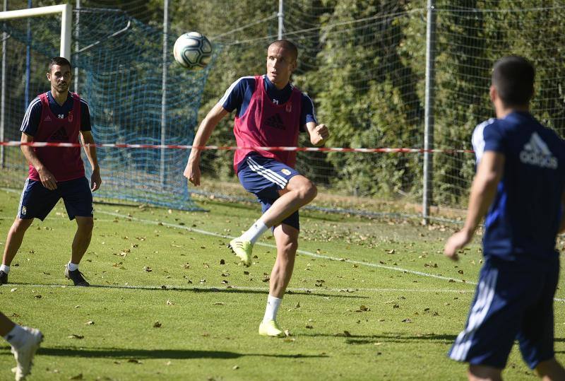 Los jugadores azules se ejercitan en El Requexón con la vista puesta en el Numancia