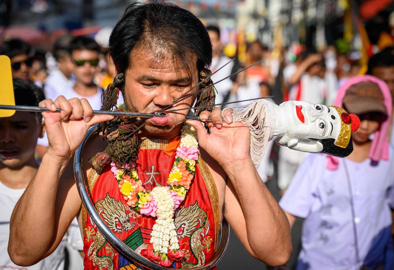 El festival comienza la primera noche del noveno mes lunar y dura nueve días. Los devotos religiosos se cortan con espadas, perforando sus mejillas con objetos afilados y cometiendo otros actos dolorosos para purificarse, asumiendo los pecados de la comunidad. 