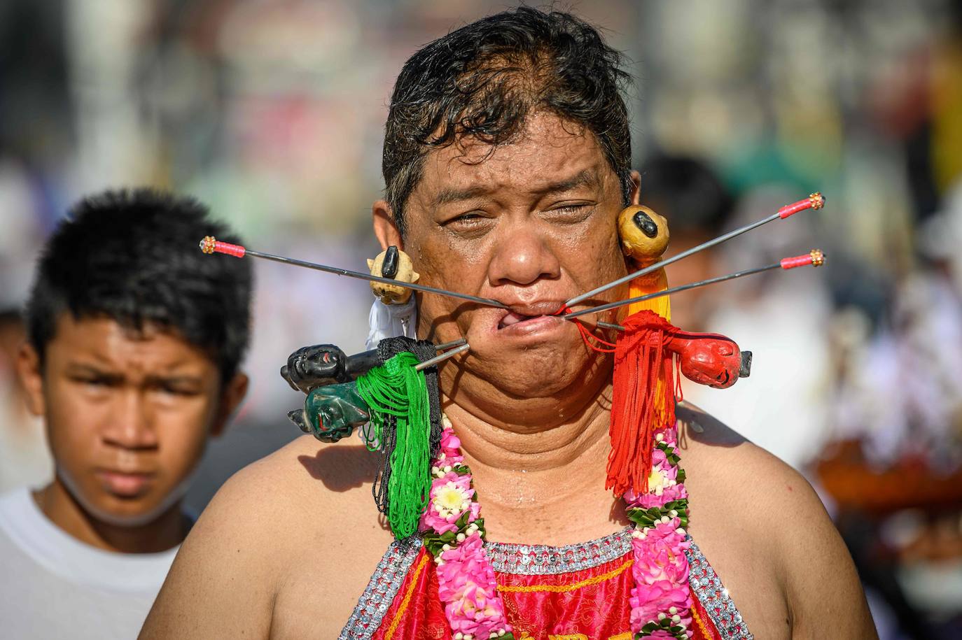 El festival comienza la primera noche del noveno mes lunar y dura nueve días. Los devotos religiosos se cortan con espadas, perforando sus mejillas con objetos afilados y cometiendo otros actos dolorosos para purificarse, asumiendo los pecados de la comunidad. 