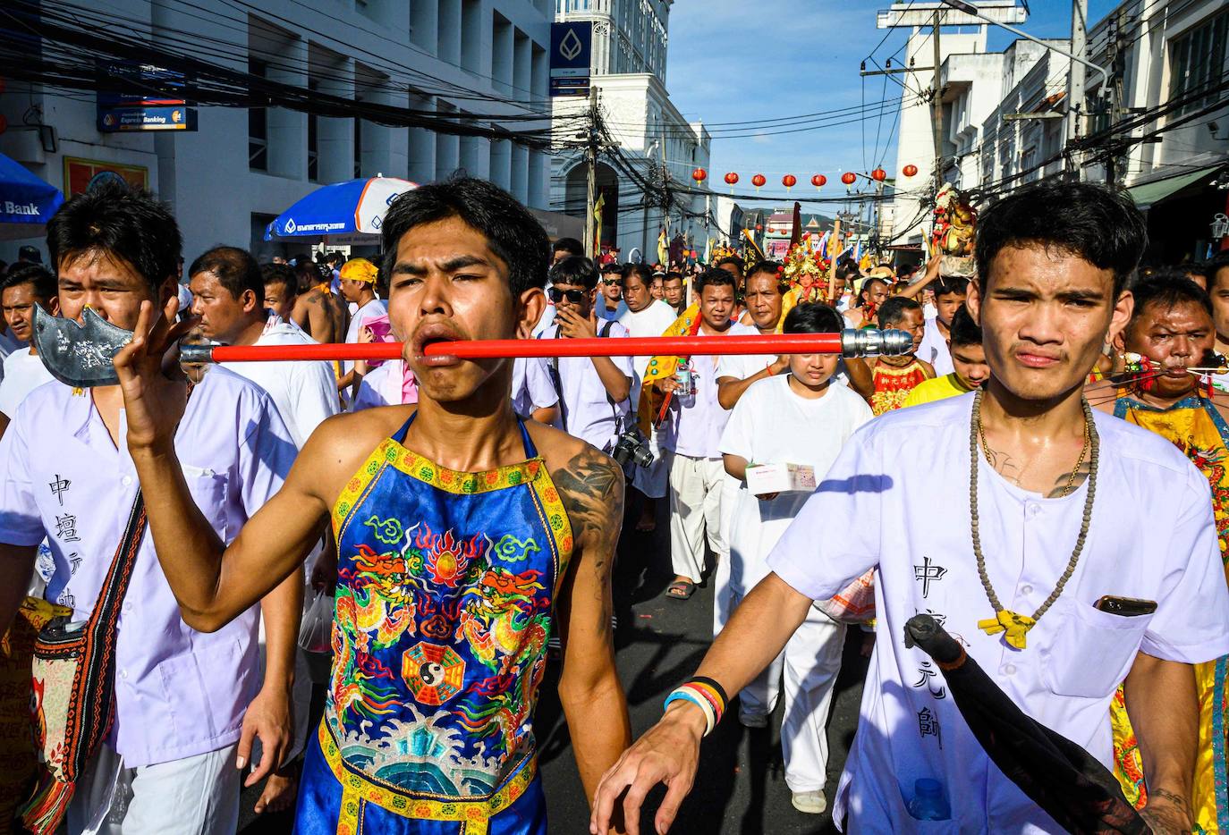 El festival comienza la primera noche del noveno mes lunar y dura nueve días. Los devotos religiosos se cortan con espadas, perforando sus mejillas con objetos afilados y cometiendo otros actos dolorosos para purificarse, asumiendo los pecados de la comunidad. 