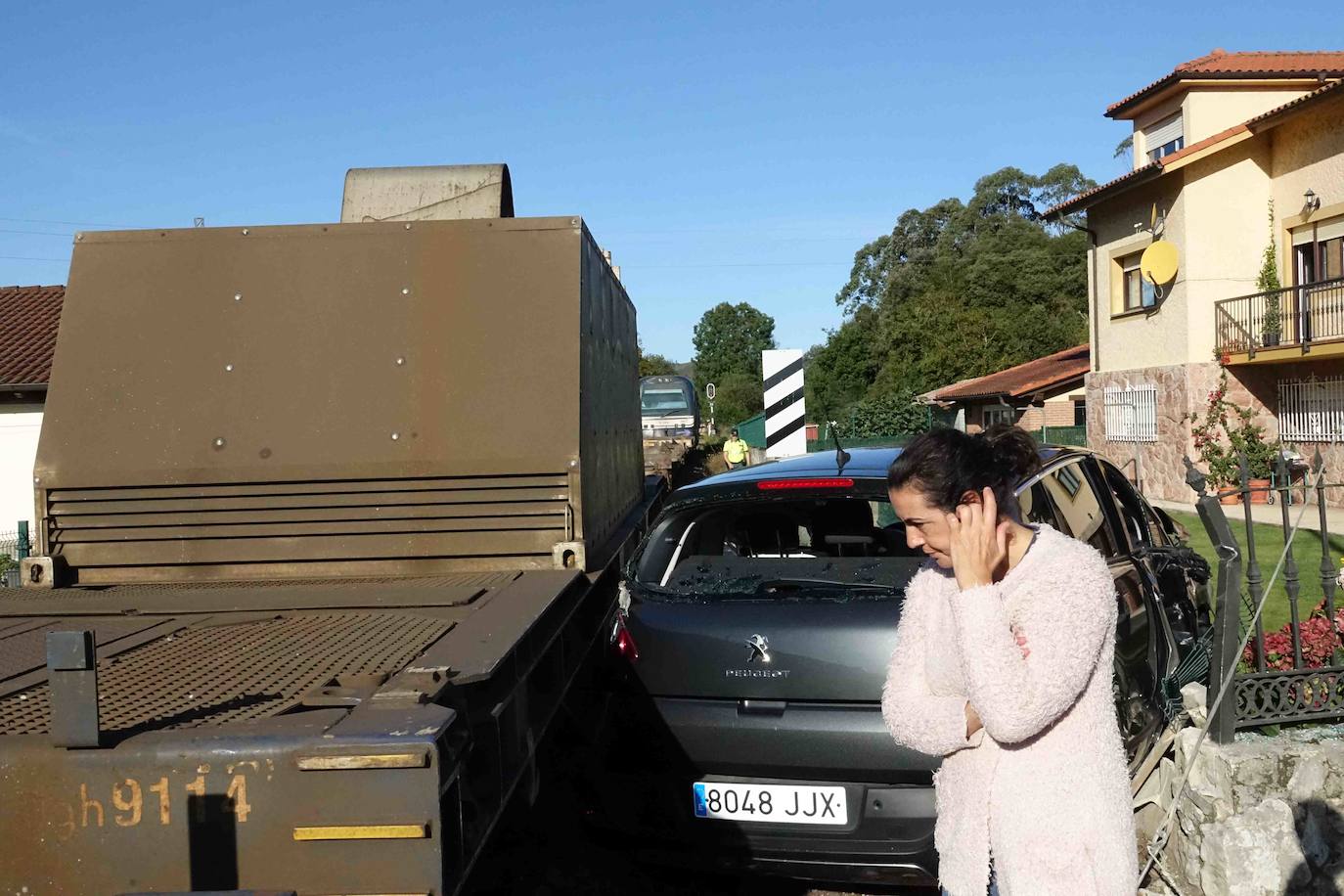 Las ocupantes del vehículo son dos profesoras que se dirigían al colegio de Posada por un acceso alternativo. Ambas han resultado ilesas
