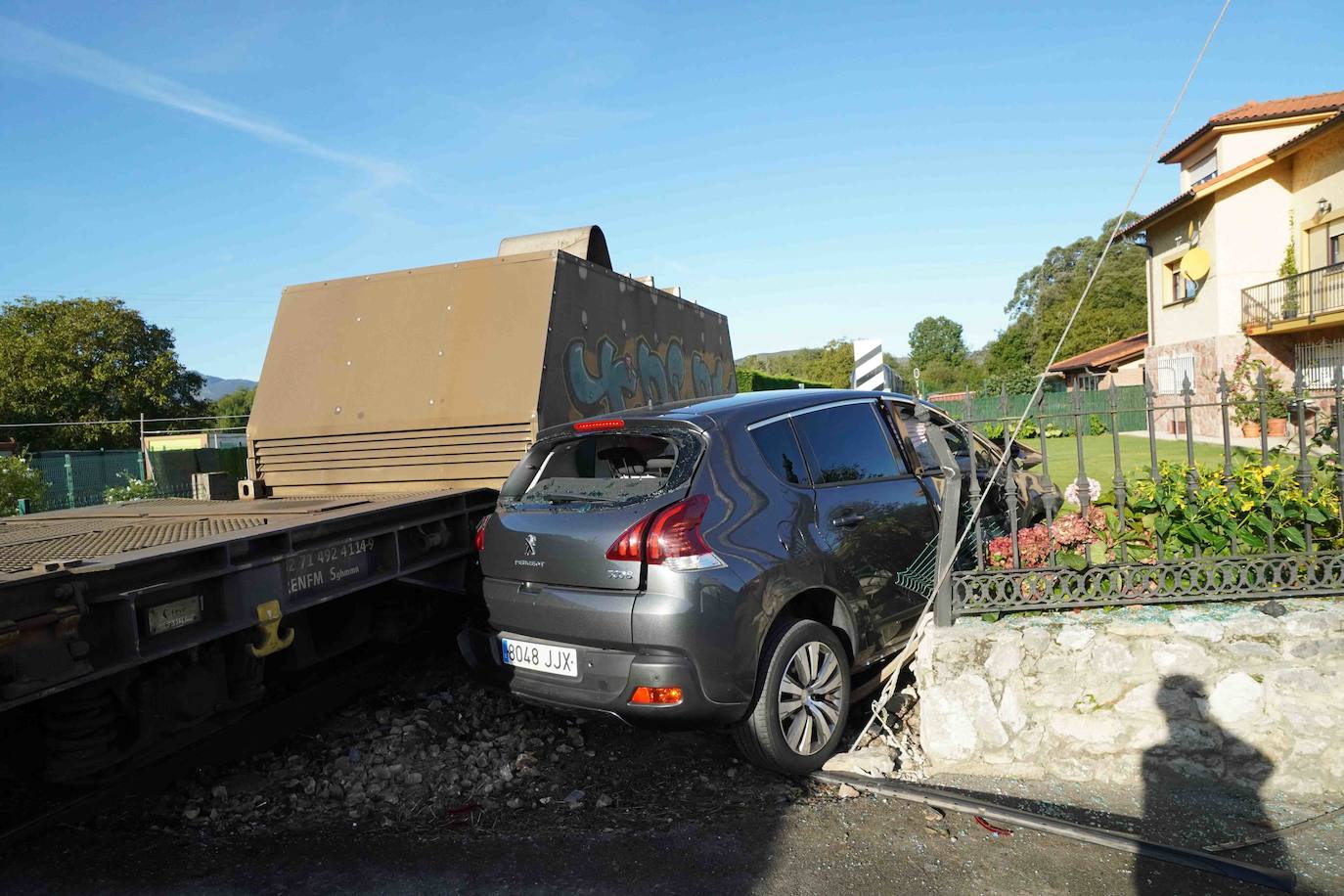 Las ocupantes del vehículo son dos profesoras que se dirigían al colegio de Posada por un acceso alternativo. Ambas han resultado ilesas