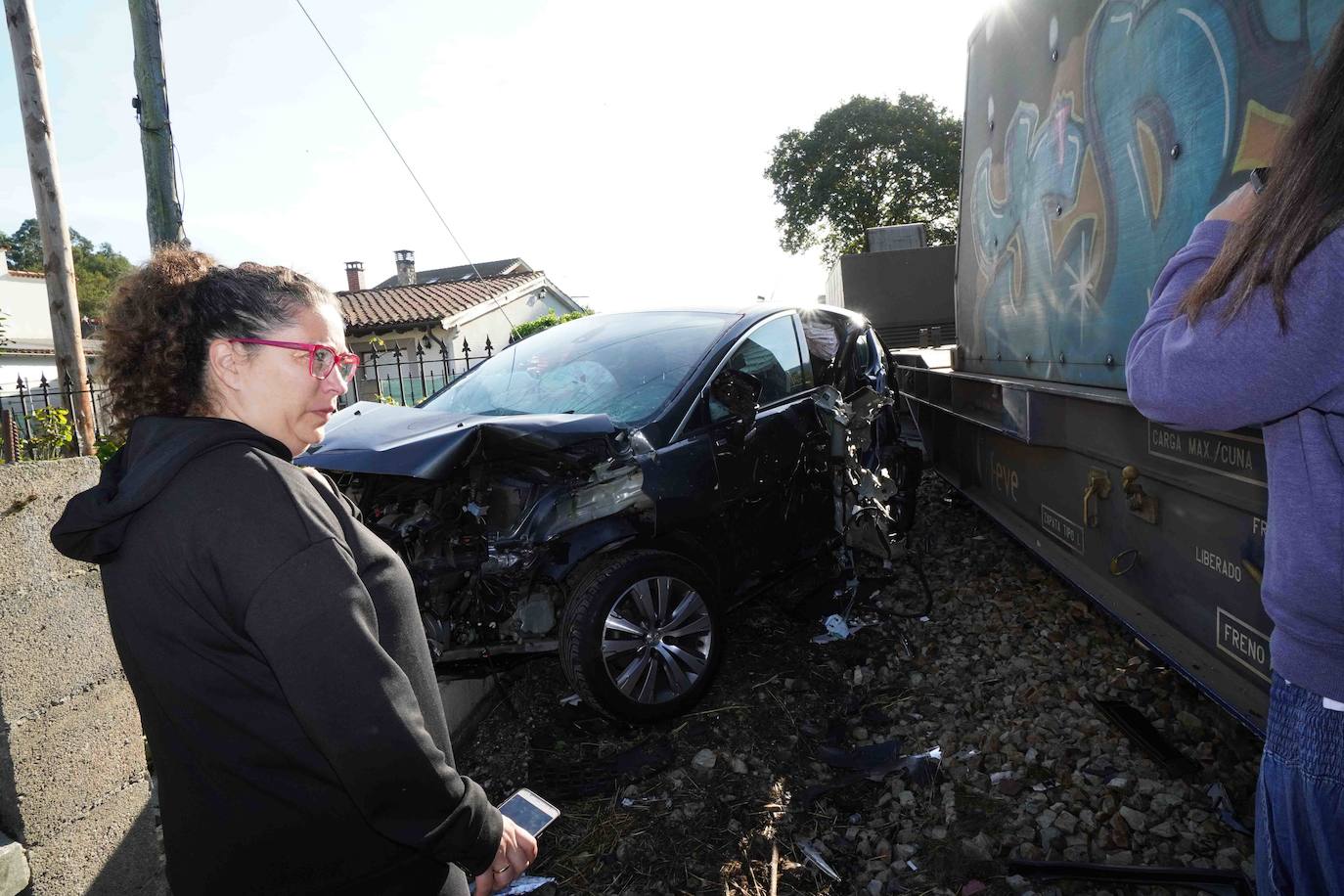 Las ocupantes del vehículo son dos profesoras que se dirigían al colegio de Posada por un acceso alternativo. Ambas han resultado ilesas