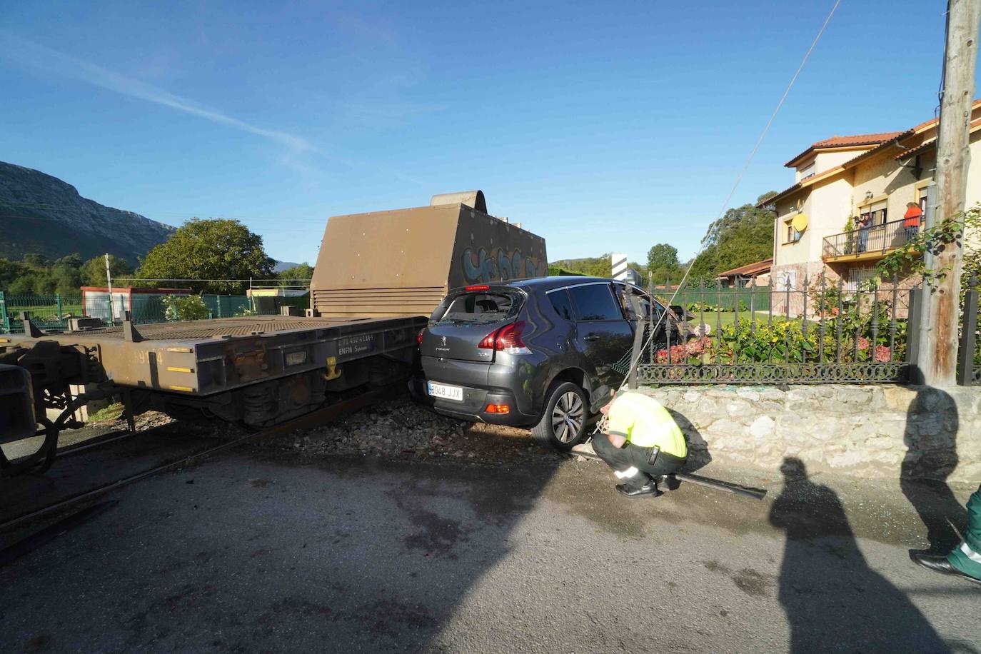 Las ocupantes del vehículo son dos profesoras que se dirigían al colegio de Posada por un acceso alternativo. Ambas han resultado ilesas