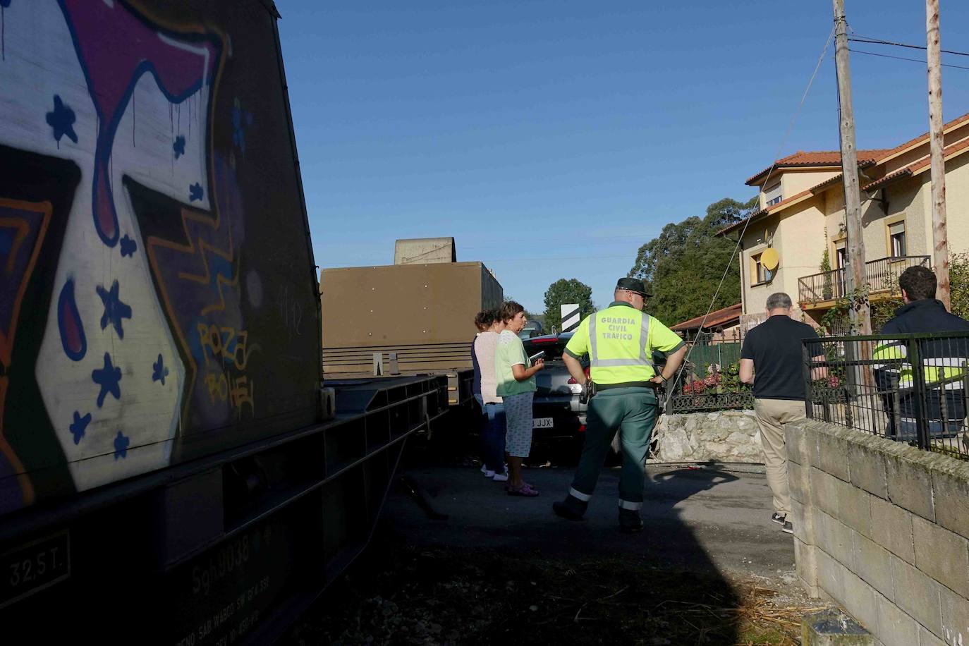 Las ocupantes del vehículo son dos profesoras que se dirigían al colegio de Posada por un acceso alternativo. Ambas han resultado ilesas