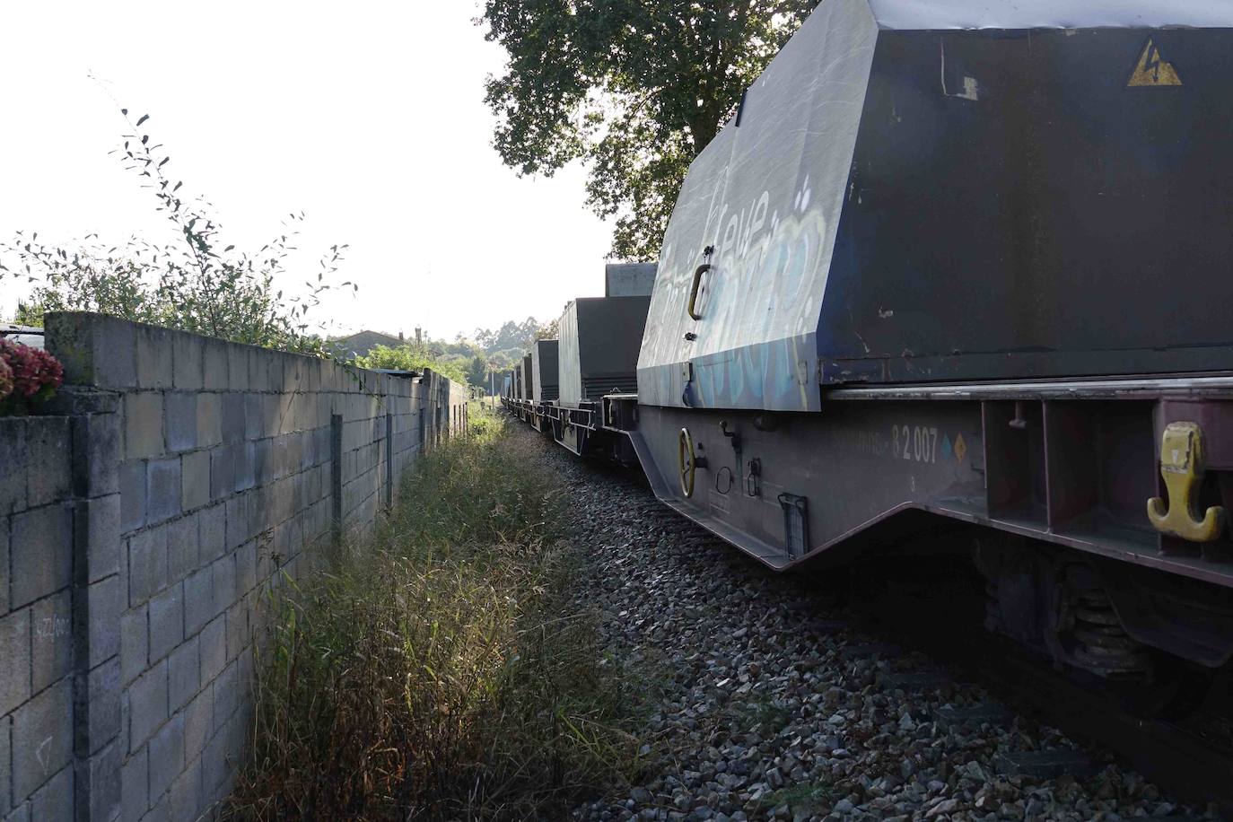 Las ocupantes del vehículo son dos profesoras que se dirigían al colegio de Posada por un acceso alternativo. Ambas han resultado ilesas