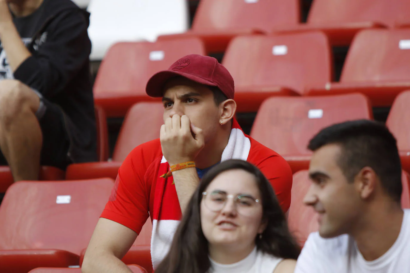 Fotos: ¿Estuviste en el Sporting - Almería? ¡Búscate!