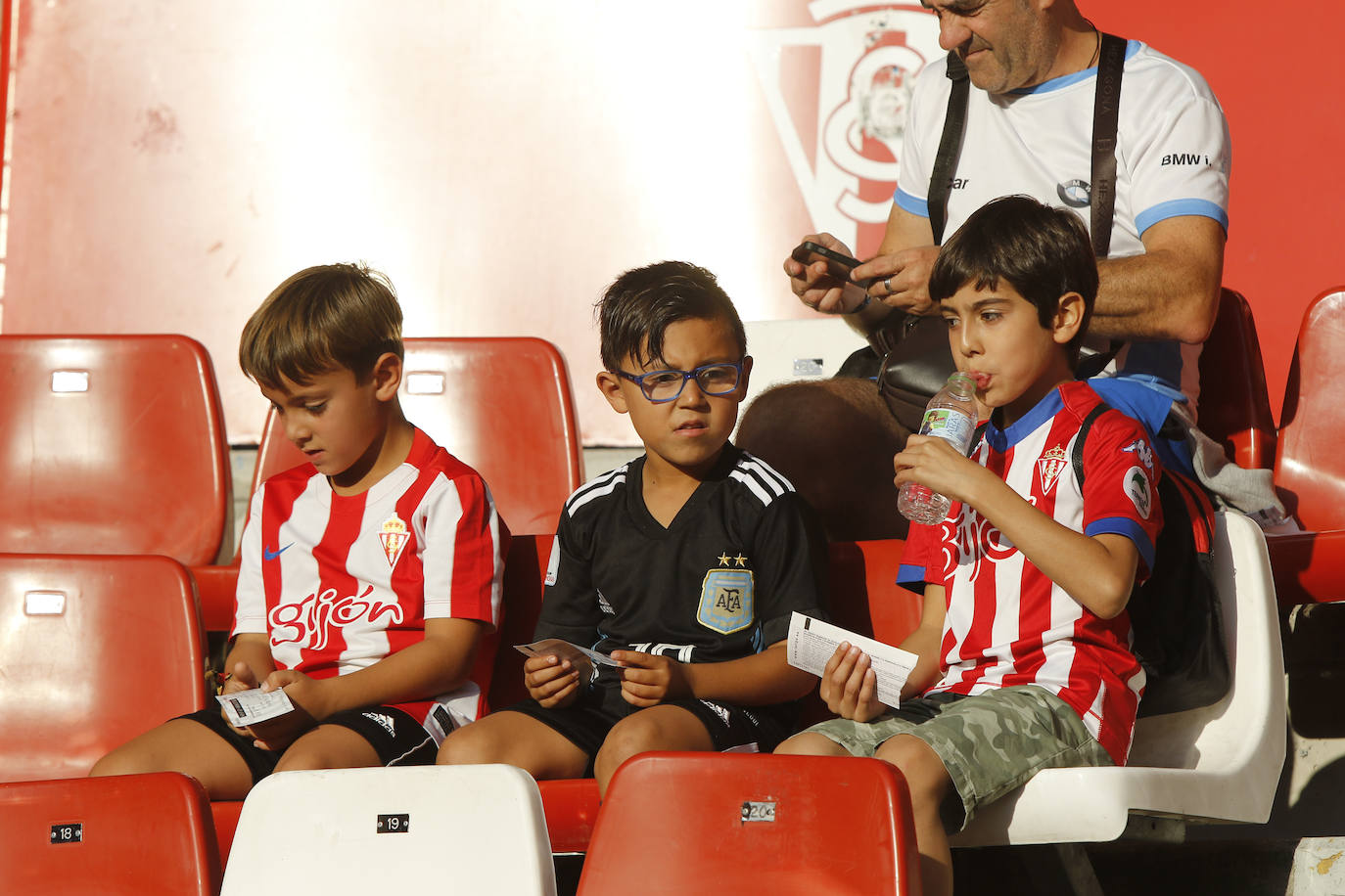 Fotos: ¿Estuviste en el Sporting - Almería? ¡Búscate!