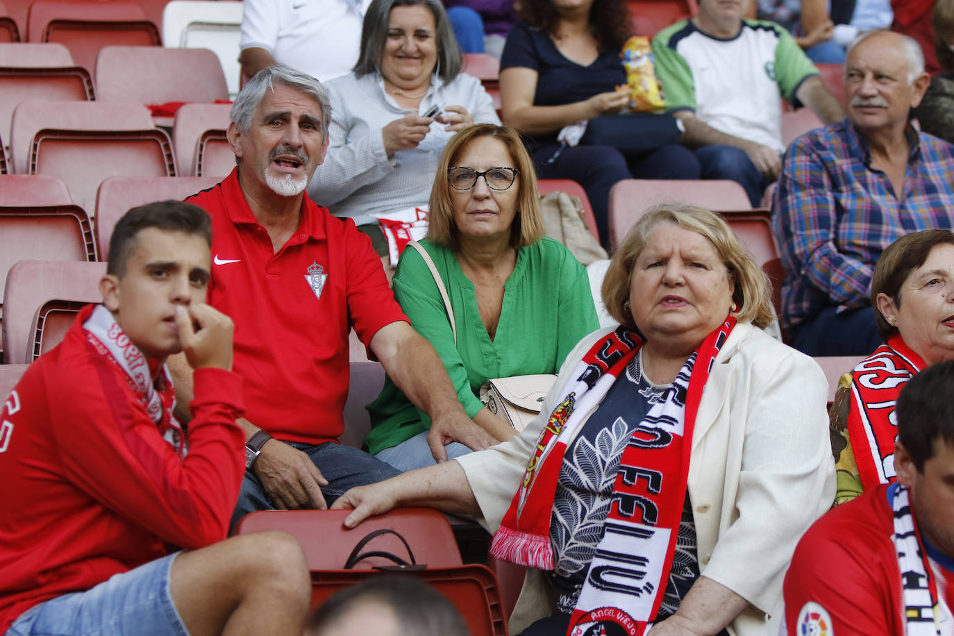 Fotos: ¿Estuviste en el Sporting - Almería? ¡Búscate!