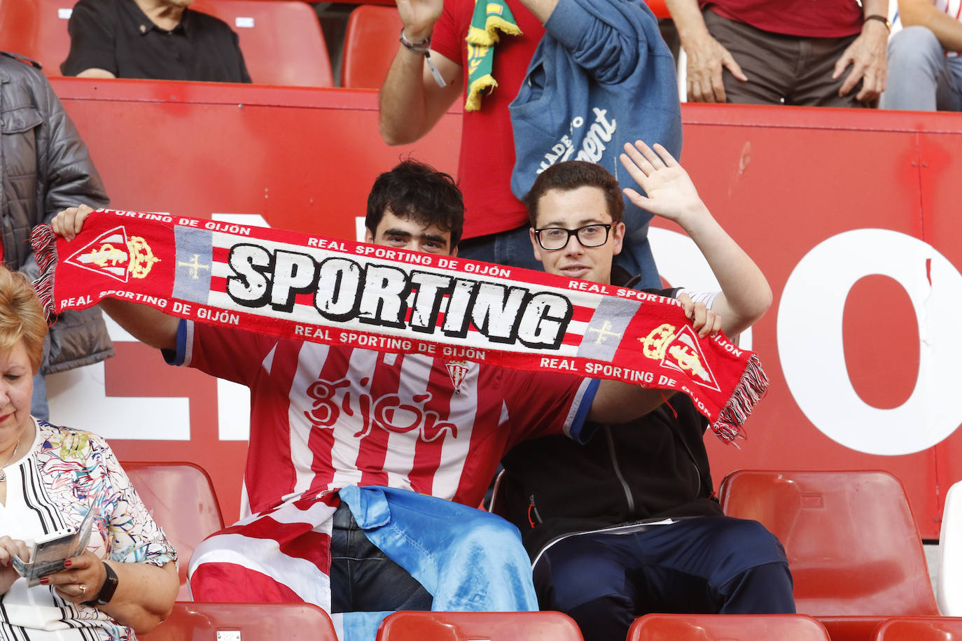 Fotos: ¿Estuviste en el Sporting - Almería? ¡Búscate!