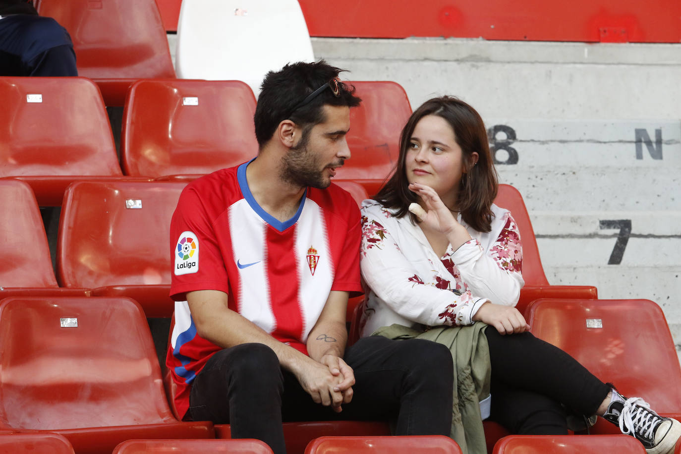 Fotos: ¿Estuviste en el Sporting - Almería? ¡Búscate!