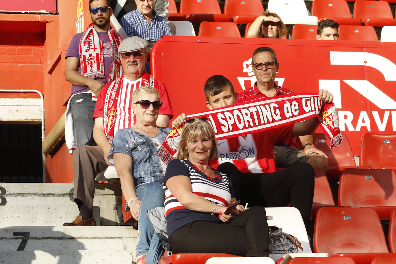 Fotos: ¿Estuviste en el Sporting - Almería? ¡Búscate!