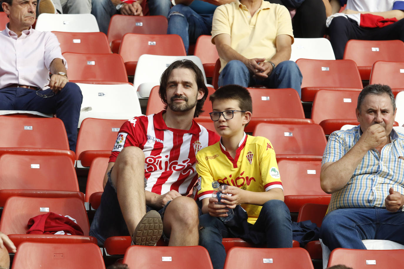 Fotos: ¿Estuviste en el Sporting - Almería? ¡Búscate!