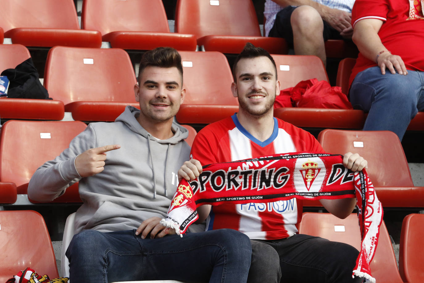 Fotos: ¿Estuviste en el Sporting - Almería? ¡Búscate!