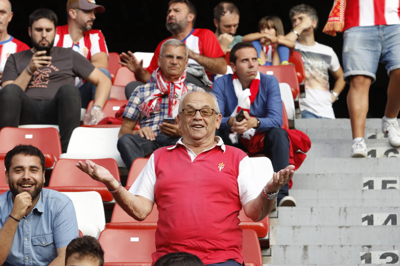 Fotos: ¿Estuviste en el Sporting - Almería? ¡Búscate!