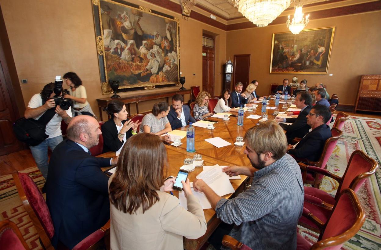 Los portavoces parlamentarios, ayer, en una reunión que se prolongó casi cuatro horas. 