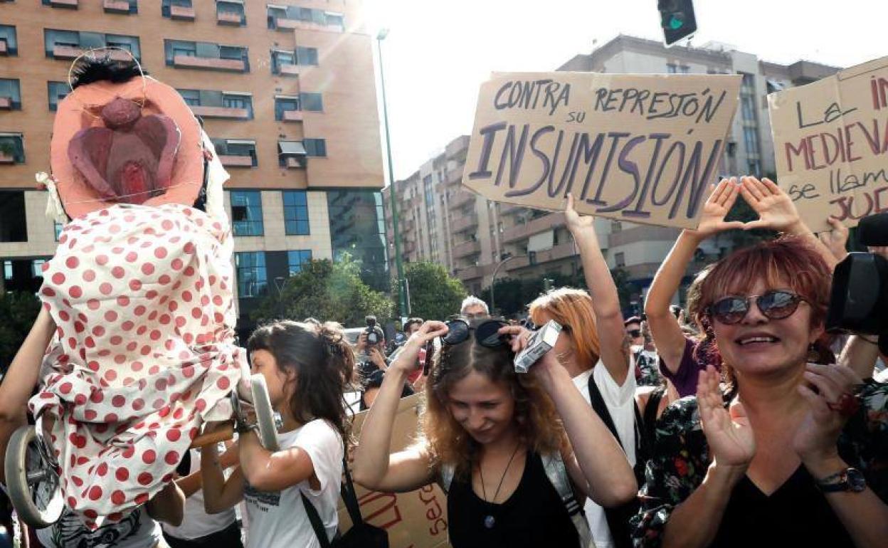 La concentración a las puertas del juzgado de Sevilla.
